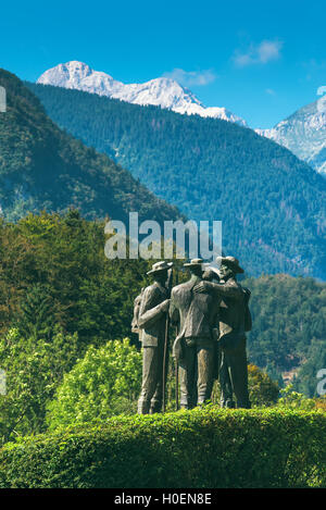 RIBCEV LAZ, Slovenia - 25 agosto 2016: quattro uomini coraggiosi da Bohinj - i primi uomini su Triglav. Statua di Bohinj nativi che cli Foto Stock