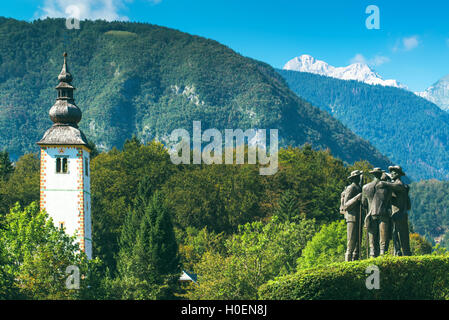 RIBCEV LAZ, Slovenia - 25 agosto 2016: quattro uomini coraggiosi da Bohinj - i primi uomini su Triglav. Statua di Bohinj nativi che cli Foto Stock