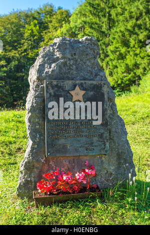 RIBCEV LAZ, Slovenia - 25 agosto 2016: Memorail monumento di pietra per gli sloveni partigiani della seconda guerra mondiale, a Ribcev Laz su Bohinj la Foto Stock