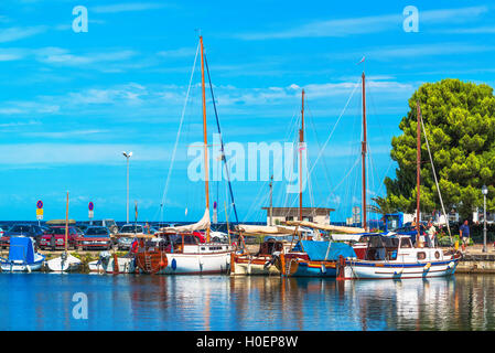 ISOLA, Slovenia - 30 agosto 2016: Barche in Isola marina sul luminoso giorno di estate Foto Stock