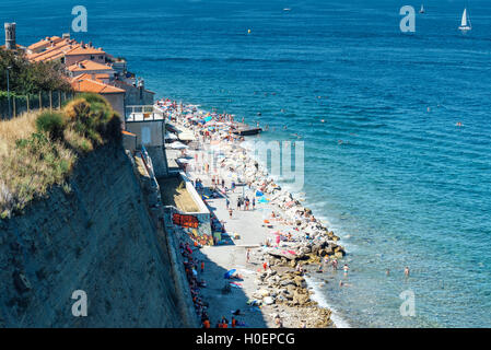 Pirano, Slovenia - 27 agosto. 2016: le persone non identificate sulla spiaggia nel pittoresco villaggio di pirano sloveno sul mare adriatico Foto Stock