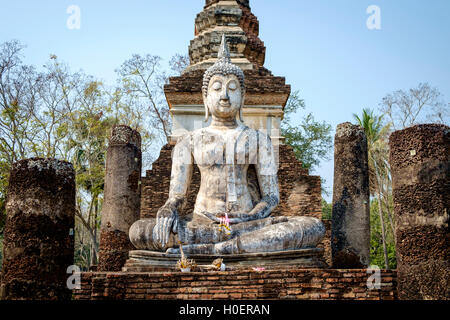 Statua di Buddha nel soggiogare Mara posizione al Wat Traphang Ngoen tempio, Sukhothai Historical Park, Distretto di Sukhothai, Thailandia. Foto Stock