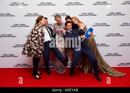 Paula Hawkins (sinistra), Tate Taylor (seconda a sinistra), Emily Blunt (centro sinistra), Luca Evans (centro destra), Rebecca Ferguson (seconda a destra) e Haley Bennett (destra) che frequentano la premiere mondiale della ragazza sul treno a Leicester Square, Londra. Foto Stock