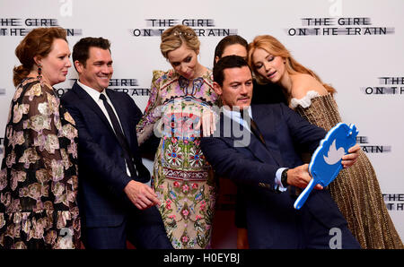 Paula Hawkins (sinistra), Tate Taylor (seconda a sinistra), Emily Blunt (centro sinistra), Luca Evans (centro destra), Rebecca Ferguson (seconda a destra) e Haley Bennett (destra) che frequentano la premiere mondiale della ragazza sul treno a Leicester Square, Londra. Foto Stock