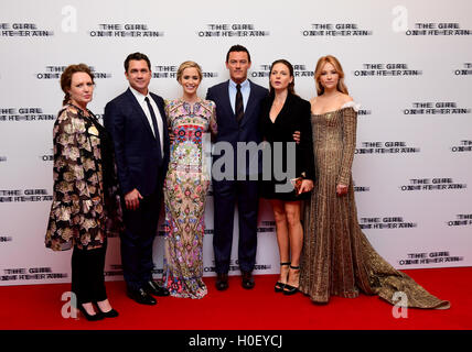 Paula Hawkins (sinistra), Tate Taylor (seconda a sinistra), Emily Blunt (centro sinistra), Luca Evans (centro destra), Rebecca Ferguson (seconda a destra) e Haley Bennett (destra) che frequentano la premiere mondiale della ragazza sul treno a Leicester Square, Londra. Foto Stock