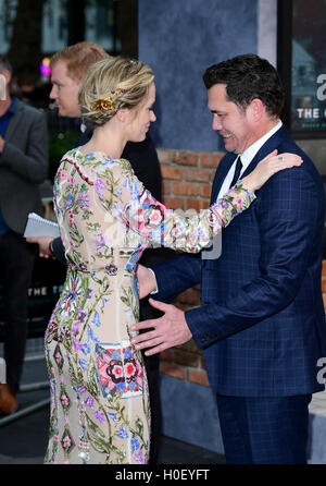 Emily Blunt e Tate Taylor che frequentano la premiere mondiale della ragazza sul treno a Leicester Square, Londra. Stampa foto di associazione. Picture Data: martedì 20 settembre, 2016. Foto di credito dovrebbe leggere: Ian West/filo PA. Foto Stock