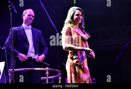 Laura Wright suona con l'Accademia di San Martin nei campi Orchestra diretta da Timothy Henty al Classic FM dal vivo presso la Royal Albert Hall di Londra. Il concerto è ospitato dal Regno Unito più popolare di musica classica stazione, Classic FM. Foto Stock