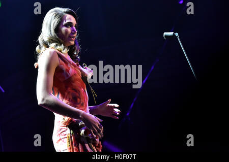 Laura Wright suona con l'Accademia di San Martin nei campi Orchestra diretta da Timothy Henty al Classic FM dal vivo presso la Royal Albert Hall di Londra. Il concerto è ospitato dal Regno Unito più popolare di musica classica stazione, Classic FM. Foto Stock