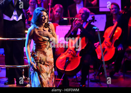 Laura Wright suona con l'Accademia di San Martin nei campi Orchestra diretta da Timothy Henty al Classic FM dal vivo presso la Royal Albert Hall di Londra. Il concerto è ospitato dal Regno Unito più popolare di musica classica stazione, Classic FM. Stampa foto di associazione. Picture Data: martedì 20 settembre, 2016. Foto di credito dovrebbe leggere: Matt STANLEY A. CROSSICK/PA FILO Foto Stock