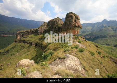 Una formazione di roccia nel Drakensberg chiamato il casco Policemans situato vicino a Bergville Foto Stock