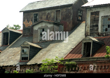 Il Piedmont Flour Mill e gli edifici di Silo abbandonati su Jefferson Street a Lynchburg, Virginia, USA Foto Stock