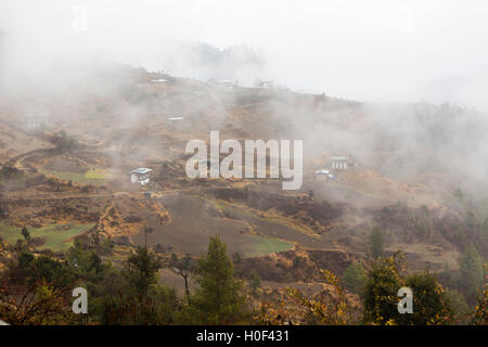 Farmland in Haa Valley, Western Bhutan, nella nebbia Foto Stock