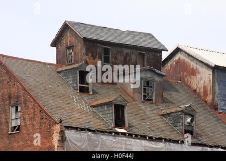 Il Piedmont Flour Mill e gli edifici di Silo abbandonati su Jefferson Street a Lynchburg, Virginia, USA Foto Stock