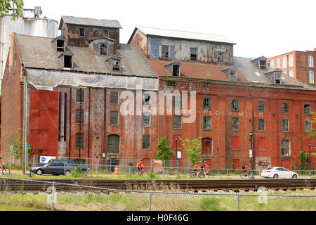 Il piemonte abbandonato mulino di farina e Silo edifici su Jefferson Street di Lynchburg, Virginia Foto Stock