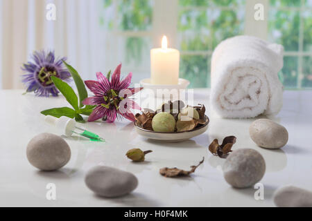 Aromaterapia candele votive ardenti di un soft fiamma incandescente per trattamento di benessere nella Spa Foto Stock