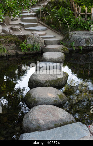 Zen Stone percorso in un giardino giapponese in un tranquillo laghetto di Okayama Foto Stock