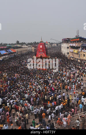 Il Puri, Odisha, India- Luglio 3, 2011: massiccia carro del Signore Balbhadra circondato da migliaia di pellegrini entusiasmino a Jagannath Rath Yatra Puri, India. Foto Stock