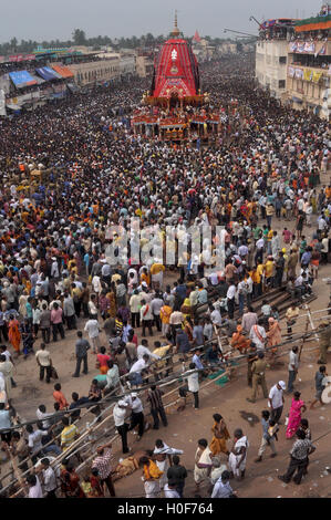 Il Puri, Odisha, India- Luglio 3, 2011: massiccia carro del Signore Balbhadra circondato da migliaia di pellegrini entusiasti, a Jagannath Rath Yatra Puri, India Foto Stock