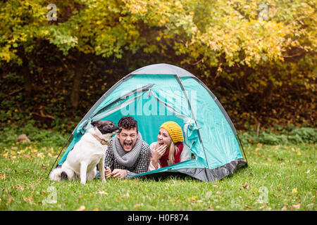 Bella coppia giacendo in tenda nel campeggio la natura in autunno Foto Stock