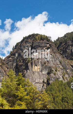 Vista in lontananza Tiger's Nest monastero vicino a paro, Bhutan Foto Stock