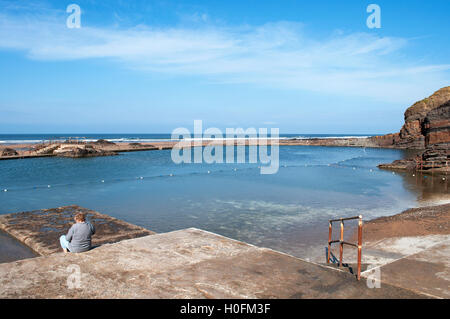 L'uomo fatto spiaggia Nuoto piscina sulla spiaggia a Bude in North Cornwall, England, Regno Unito Foto Stock