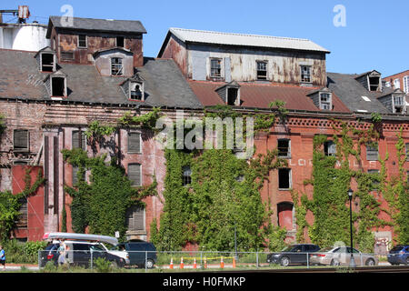 Il Piedmont Flour Mill e gli edifici di Silo abbandonati su Jefferson Street a Lynchburg, Virginia, USA Foto Stock