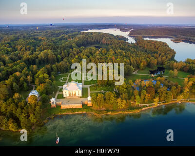 Trakai, Lituania: Antenna UAV vista dall'alto del palazzo Uzutrakis Foto Stock