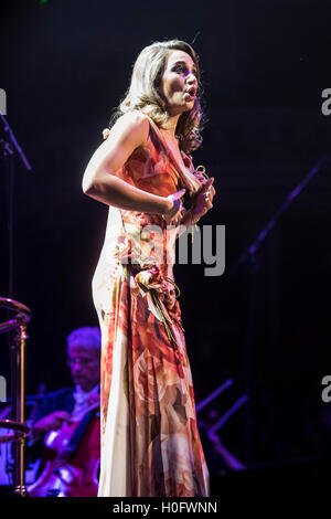 Laura Wright suona con l'Accademia di San Martin nei campi Orchestra diretta da Timothy Henty al Classic FM dal vivo presso la Royal Albert Hall di Londra. Il concerto è ospitato dal Regno Unito più popolare di musica classica stazione, Classic FM. Stampa foto di associazione. Picture Data: martedì 20 settembre, 2016. Foto di credito dovrebbe leggere: Matt STANLEY A. CROSSICK/PA FILO Foto Stock