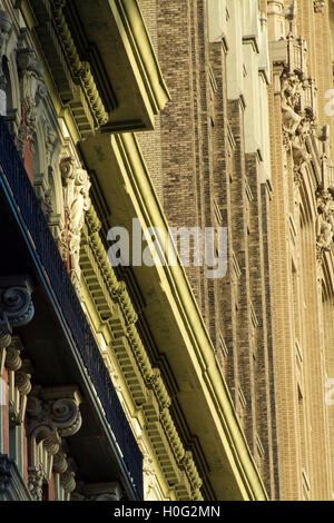 Dettagliate e complete Vista laterale di un moderno e bianco edificio a Manhattan, New York City, NY, STATI UNITI D'AMERICA Foto Stock