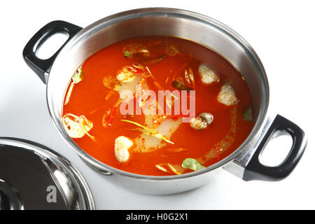 Hot pot di piccante tom yum in guazzetto su sfondo bianco Foto Stock