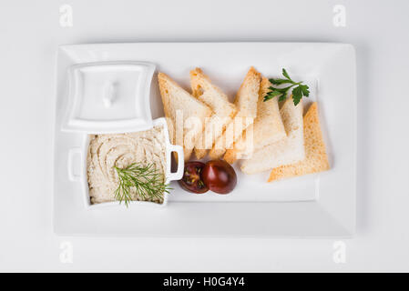 Forshmak con toast, pomodori anf salsa su piastra bianca Foto Stock