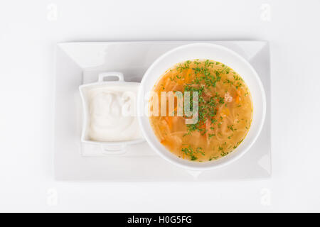 Il russo la zuppa di cavolo con salsa bianca su sfondo ciotola Foto Stock