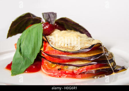 Fritti di melanzane a fette con salsa al peperoncino e erbe su piastra bianca sullo sfondo Foto Stock
