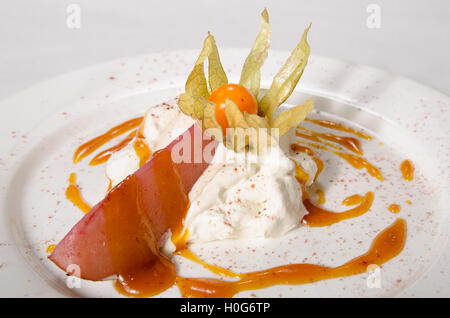 Cremosa salsa di pomodoro e mela cotta su piastra bianca Foto Stock