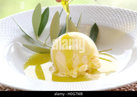 Oltre al limone olio di oliva al gelato alla vaniglia sulla piastra bianca Foto Stock