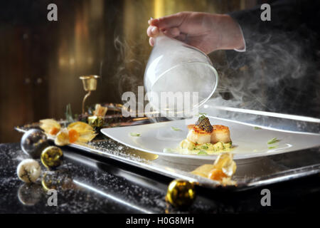 Pan disseccata subacqueo con capesante affumicate gnocchi di patate e caviale Oscietra Foto Stock