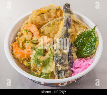 Tradizionale Giapponese del tendine di verdure con tempura in vaso Foto Stock