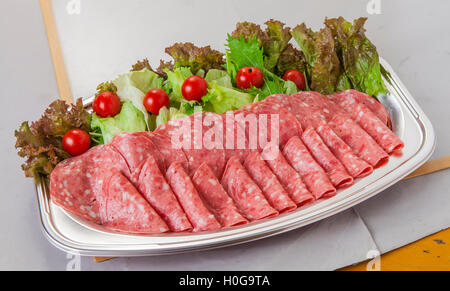 Salame Morbido Piatto di prosciutto pancetta con pomodori e lattuga in scatola di pranzo Foto Stock