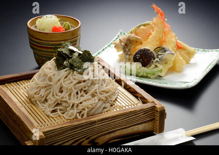 Giapponese Udon noodle con alghe marine e gamberetti in tempura sul vassoio di bambù Foto Stock