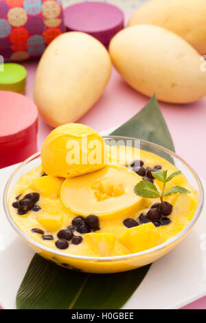 Completa i piani di mango e tè parfait di bellezza dessert sulla foglia verde Foto Stock