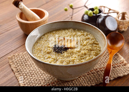 Noodle di Jeonbokjuk nella ciotola con lo zenzero sul tavolo Foto Stock