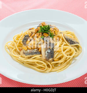 Noodle pasta con pesce sardine sul piatto bianco Foto Stock