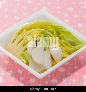 Saltate il radicchio bianco con cavolo nero su bianco platter Foto Stock