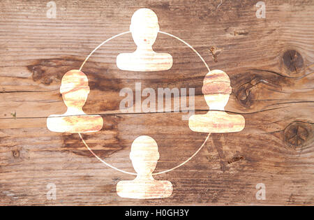 Organigramma con teste su sfondo di legno Foto Stock