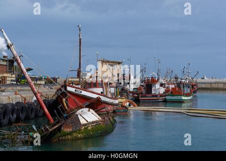 Abbandonate le barche da pesca Foto Stock