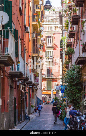 Street nel centro storico della città di Napoli, Italia Foto Stock