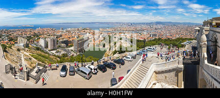 Panorama della città di Marsiglia nella soleggiata giornata estiva. Lo skyline di antenna vista dalla cattedrale di Notre Dame de la Garde, Marsiglia, Francia Foto Stock