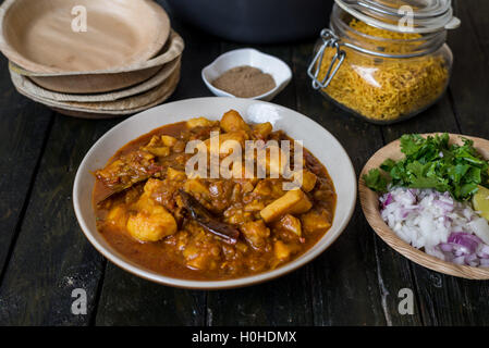 Il curry speciale carni bovine in stile indiano o dahi bara, aloo dum ricetta su piastra bianca Foto Stock