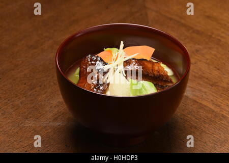 Seerfish giapponese con zuppa di teriyaki nella ciotola tradizionale Foto Stock