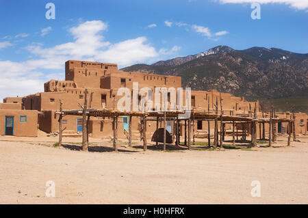 UNESCO World Heritage Site Taos Pueblo al di fuori degli UAT, Nuovo Messico, abitato ininterrottamente per oltre mille anni. Foto Stock